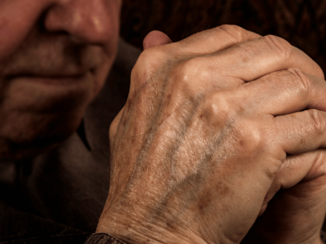Papa: não esqueçam os idosos, o amor de Deus não esquece ninguém