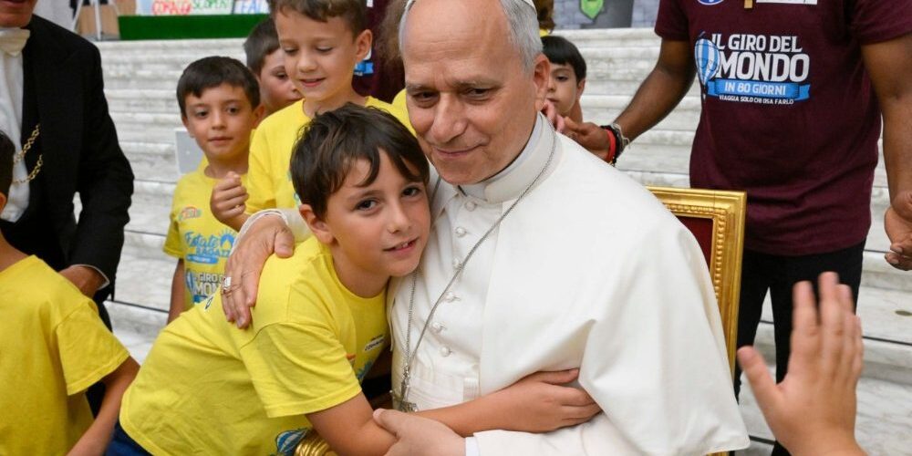 papa Leão com crianças