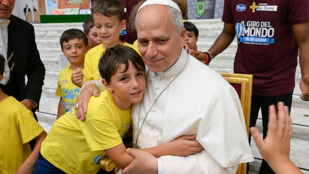 papa Leão com crianças