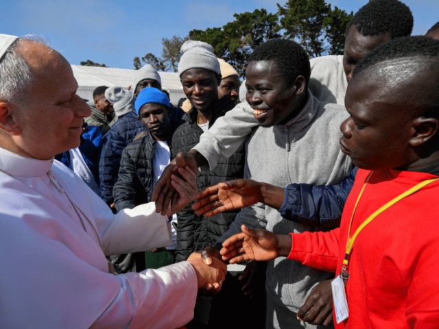 Integrar migrantes é ajudá-los a não ficarem presos em sua dor, diz Papa