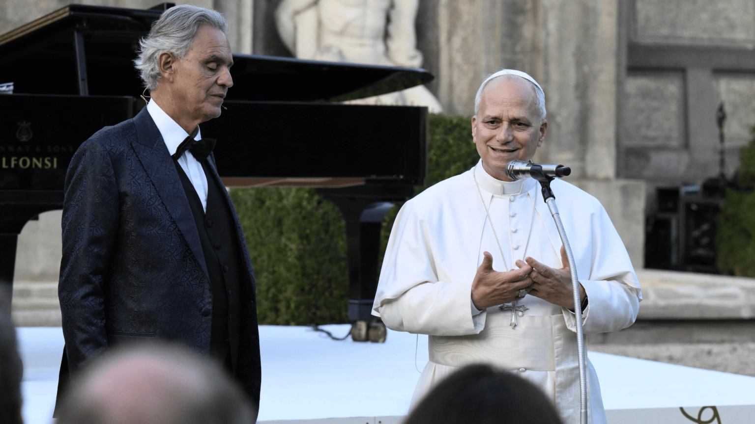 leao-xiv-e-andrea-bocelli-set-2025-vatican-mediaipasipa-usa-via-reuters-connect-1536×864