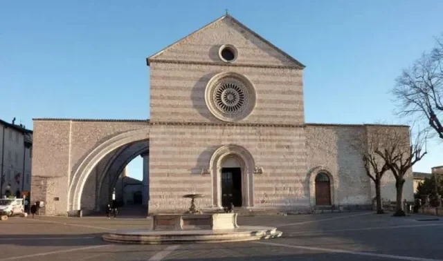 Conheça a basílica de santa Clara onde se encontra o crucifixo que falou a são Francisco