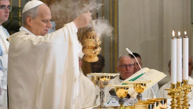 Papa celebrando missa