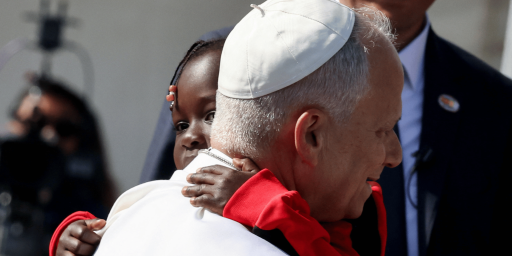 papa-abraca-crianca-migrante-durante-visita-as-ilhas-canarias-espanha-em-junho_reutersyara-nardi-1024×576