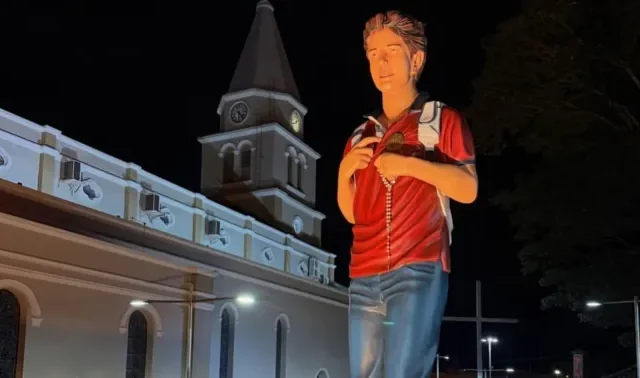 Pompeia, em São Paulo, inaugura estátua de dois metros de são Carlo Acutis