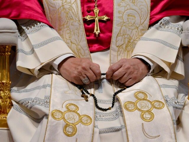 Papa e mil crianças rezam terço pela paz nos Jardins do Vaticano