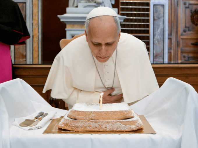 papa-leao-xiv-bolo-de-aniversario-14-setembro-9-2026-_-foto-foto-vatican-mediahandout-via-reuters-1536×1152