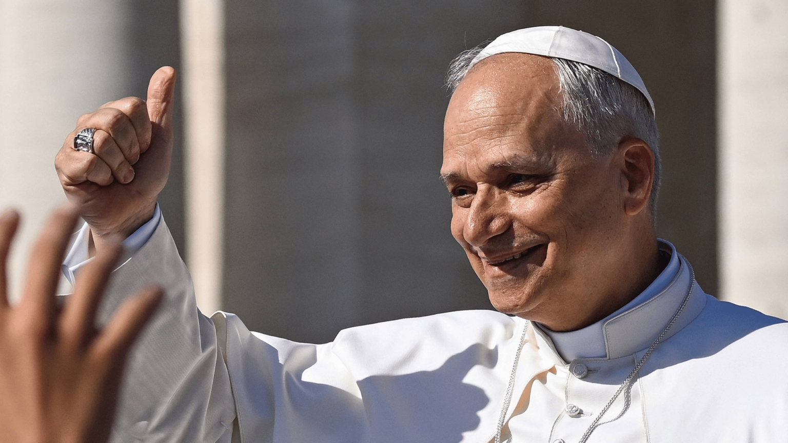 foto-neutra-papa-leao-xiv-joinha-_-imagocatholicpressphoto-via-reuters-connect-1536×864